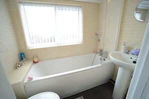 Deluxe Double Room | Bathroom | Towels - The Winter Garden Suites (Blackpool)