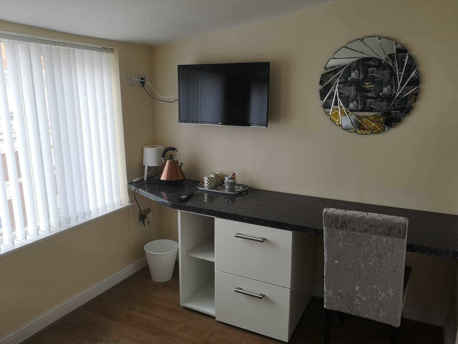 Habitación Deluxe doble | Ropa de cama de alta calidad y decoración individual