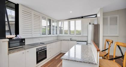 Surfside Beach House 17 - Rainbow Shores. Swimming pool, two minute walk to beach, air conditioning