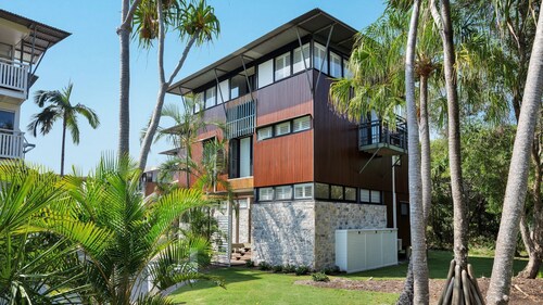 Surfside Beach House 17 - Rainbow Shores. Swimming pool, two minute walk to beach, air conditioning