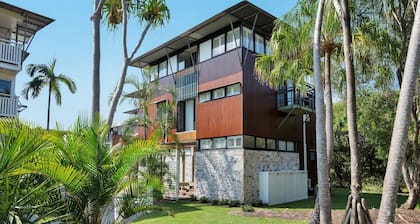 Surfside Beach House 17 - Rainbow Shores. Swimming pool, two minute walk to beach, air conditioning