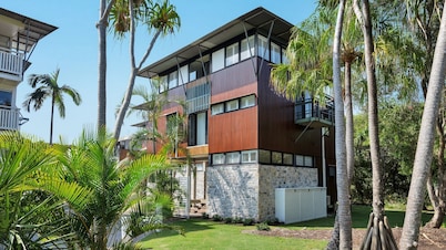 Surfside Beach House 17 - Rainbow Shores. Swimming pool, two minute walk to beach, air conditioning