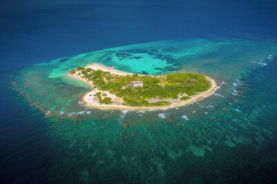 Big House with 7 Private Apts, 10 Rooms & 17 beds