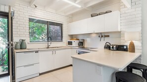 Oven - Trendy riverside apartment (NOOSAVILLE)
