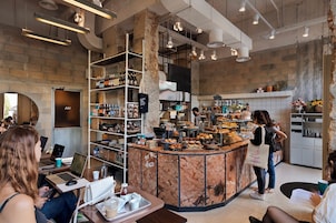2 restaurantes; se sirven desayunos 