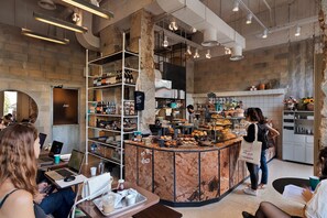 2 restaurantes; se sirven desayunos