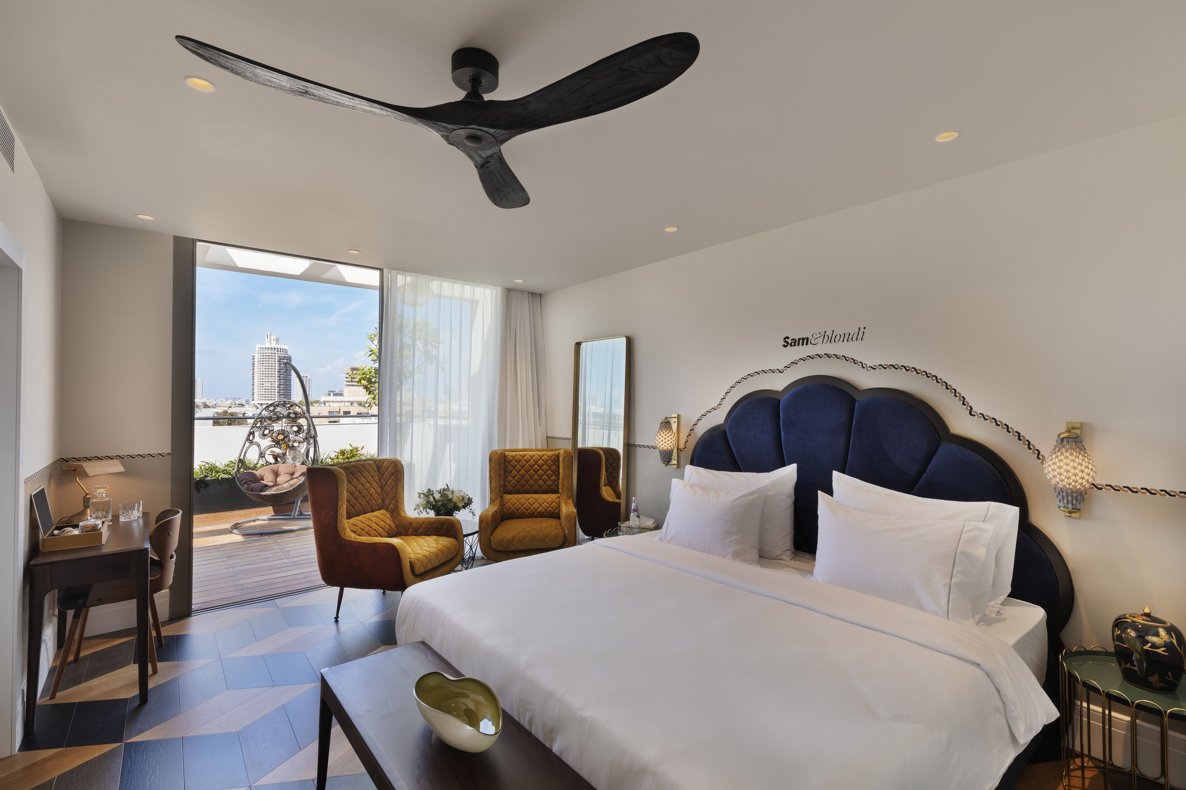 Minibar, caja de seguridad en la habitación y escritorio 