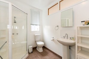 Bathroom - Sand, Surf & Sunshine (Anglesea)