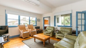 TV, fireplace, DVD player, books - Sand, Surf & Sunshine (Anglesea)