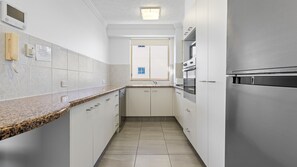 Køleskab, mikrobølgeovn, kogeplade, opvaskemaskine