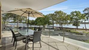 Outdoor dining - Luxury Riverfront Apartment (NOOSAVILLE)