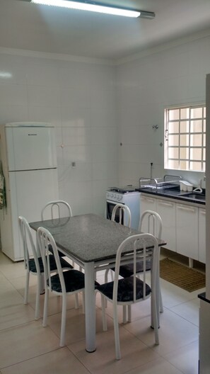 Fridge, microwave, oven, stovetop - Recanto da Bia, 3 bedrooms, air conditioning, Wi-Fi and 4 minutes from the park. (Olímpia)