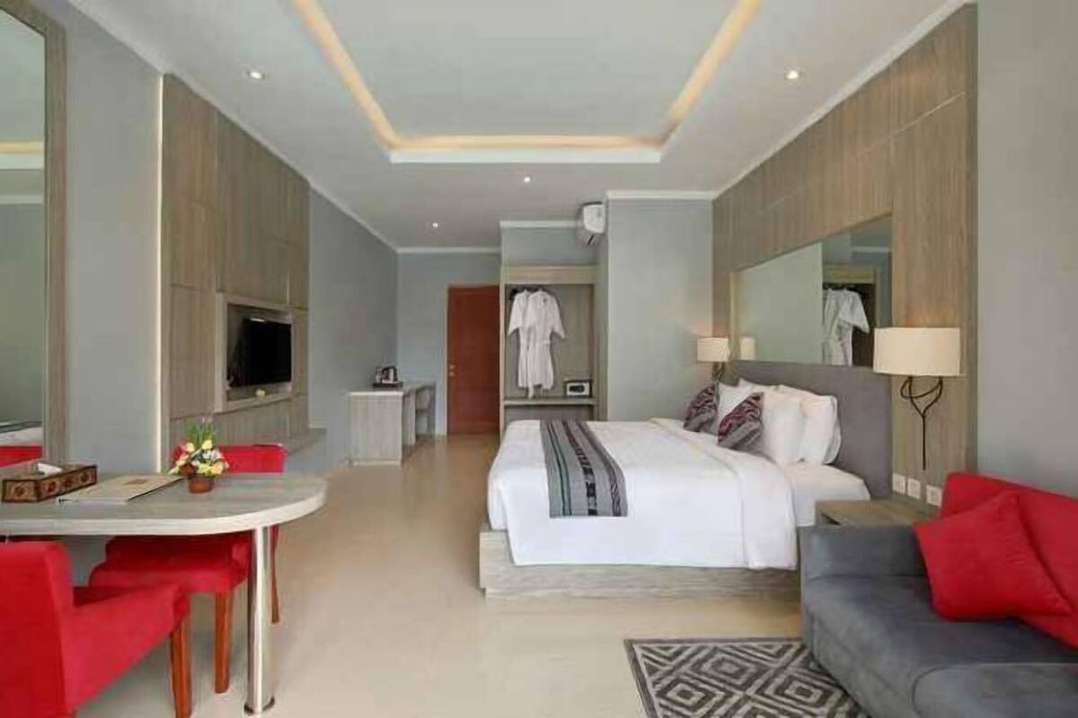 Frigobar, cofres nos quartos, escrivaninha, cortinas blackout