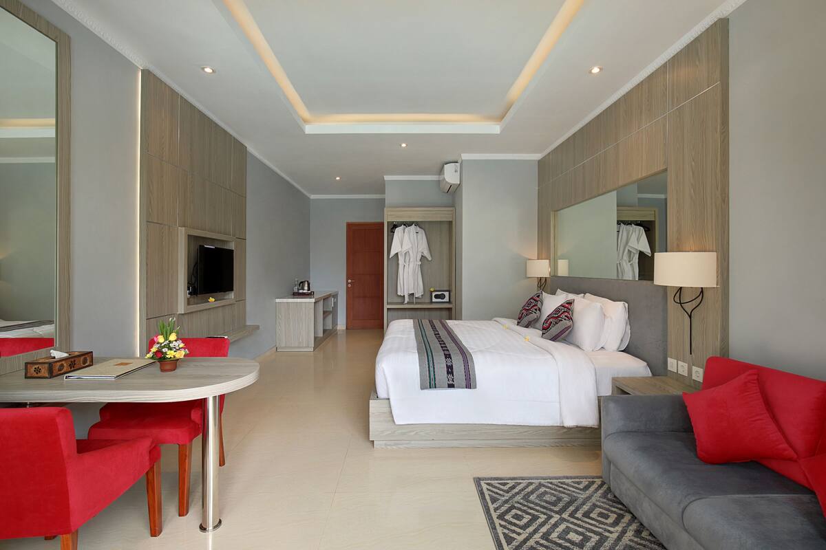 Suite Deluks, 1 kamar tidur, pemandangan kolam renang | Minibar, brankas, meja kerja, dan tirai kedap cahaya