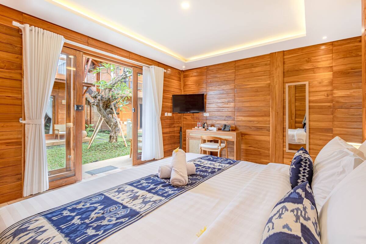 Suite Room | Minibar, brankas, meja kerja, dan tirai kedap cahaya