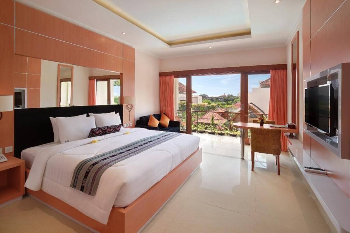 Suite, balkon | Minibar, brankas, meja kerja, dan tirai kedap cahaya