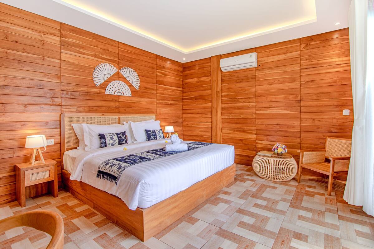 Deluxe King Room | Minibar, brankas, meja kerja, dan tirai kedap cahaya