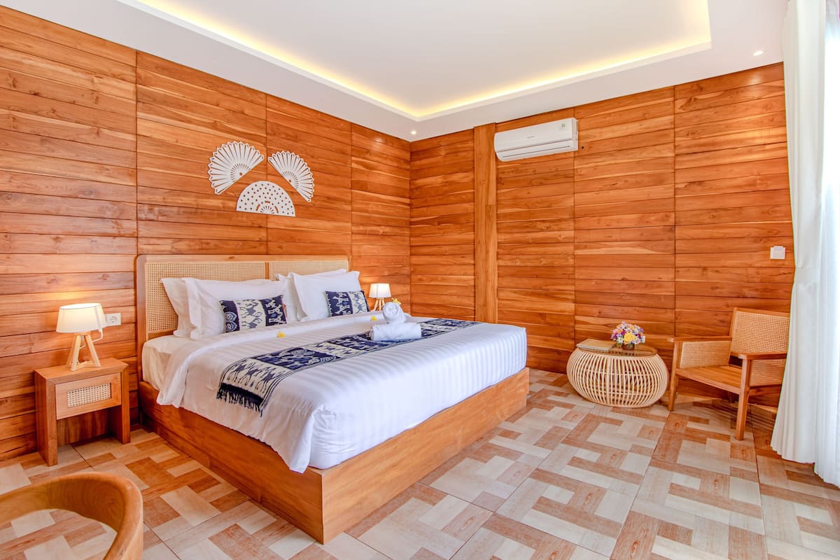 Deluxe King Room | Minibar, in-room safe, desk, blackout curtains