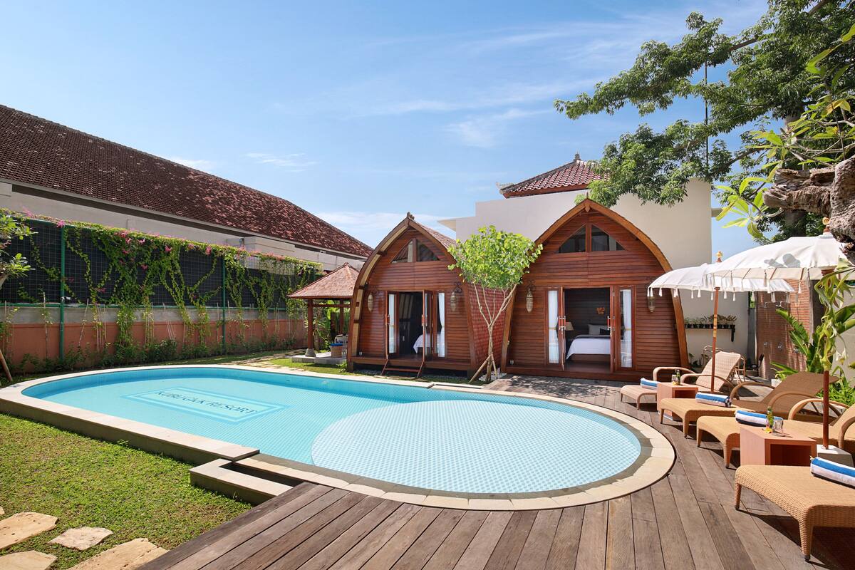Kamar, pemandangan kolam renang | Minibar, brankas, meja kerja, dan tirai kedap cahaya