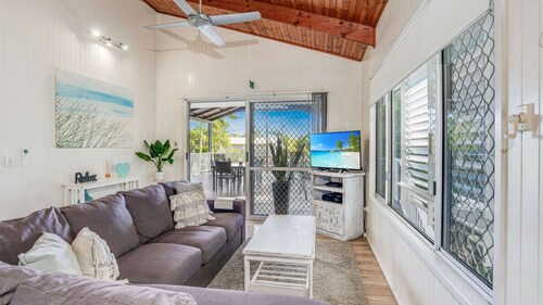 Dunworkin - Rainbow Beach. Room for everyone and pet friendly! Free Wi-fi. Pool