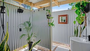 Bathtub - Dunworkin - Rainbow Beach. Room for everyone and pet friendly! Free Wi-fi. Pool (RAINBOW BEACH)