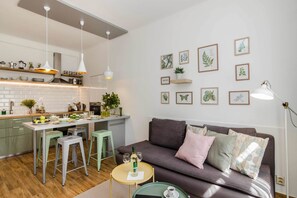 Apartment B0 | Sala de estar | TV de tela plana 40 polegadas com canais digitais, smart TV