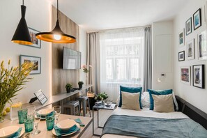 Apartment A0 | Oppholdsrom | En 40-tommers Flatskjerm-TV med digitale kanaler samt smart-TV