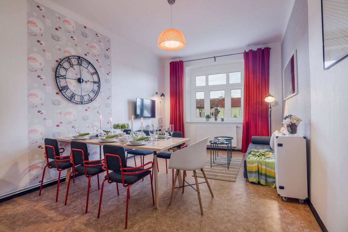 Een bureau, een strijkplank/strijkijzer, gratis wifi