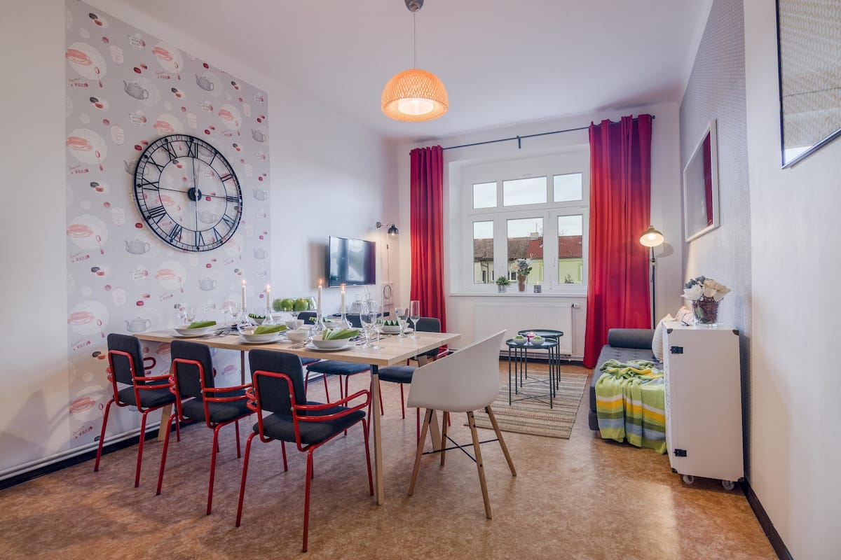 2 bedrooms, individually decorated, individually furnished, desk