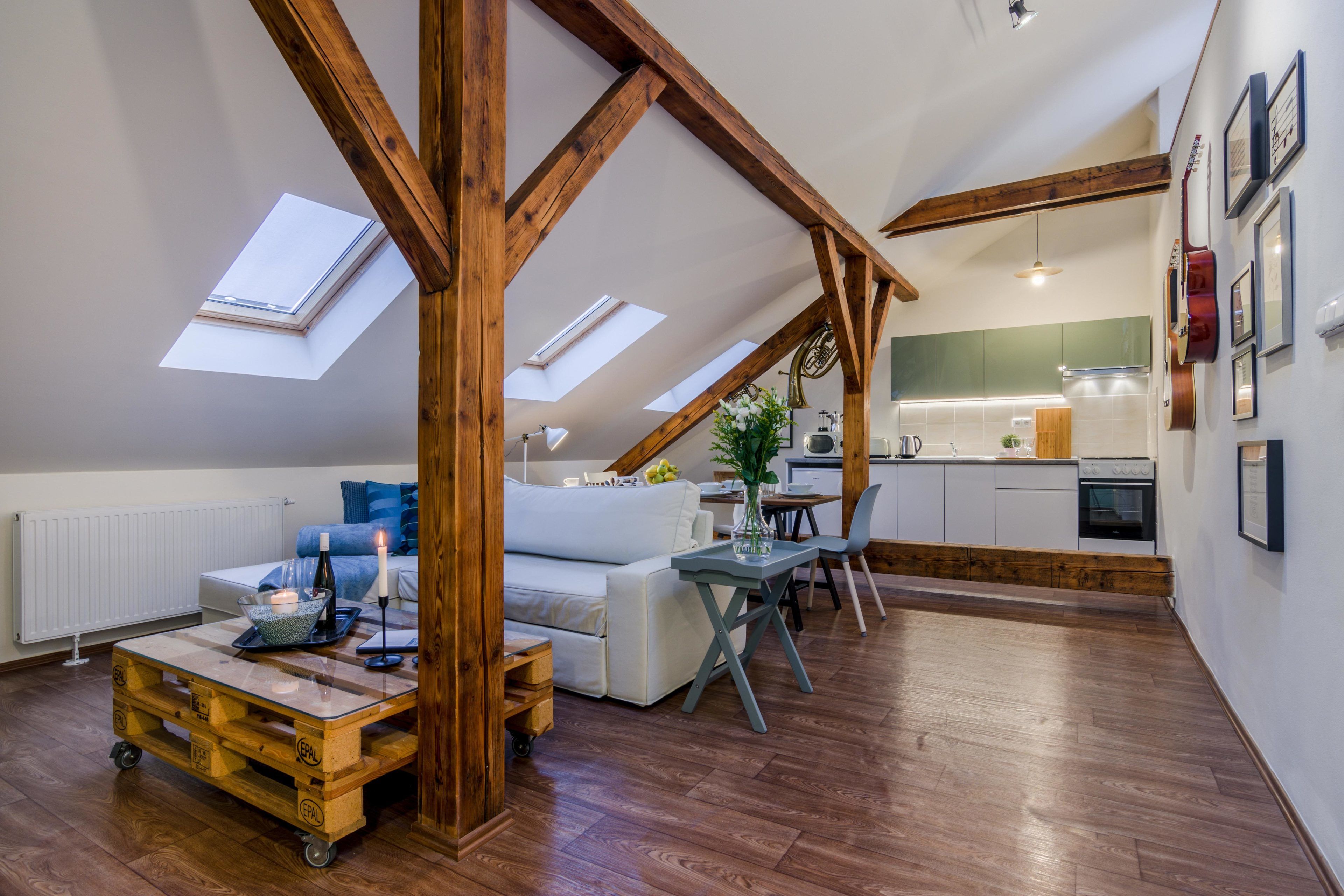 Apartment A4 | 거실 | 디지털 채널 시청이 가능한 40인치 평면 TV, 스마트 TV