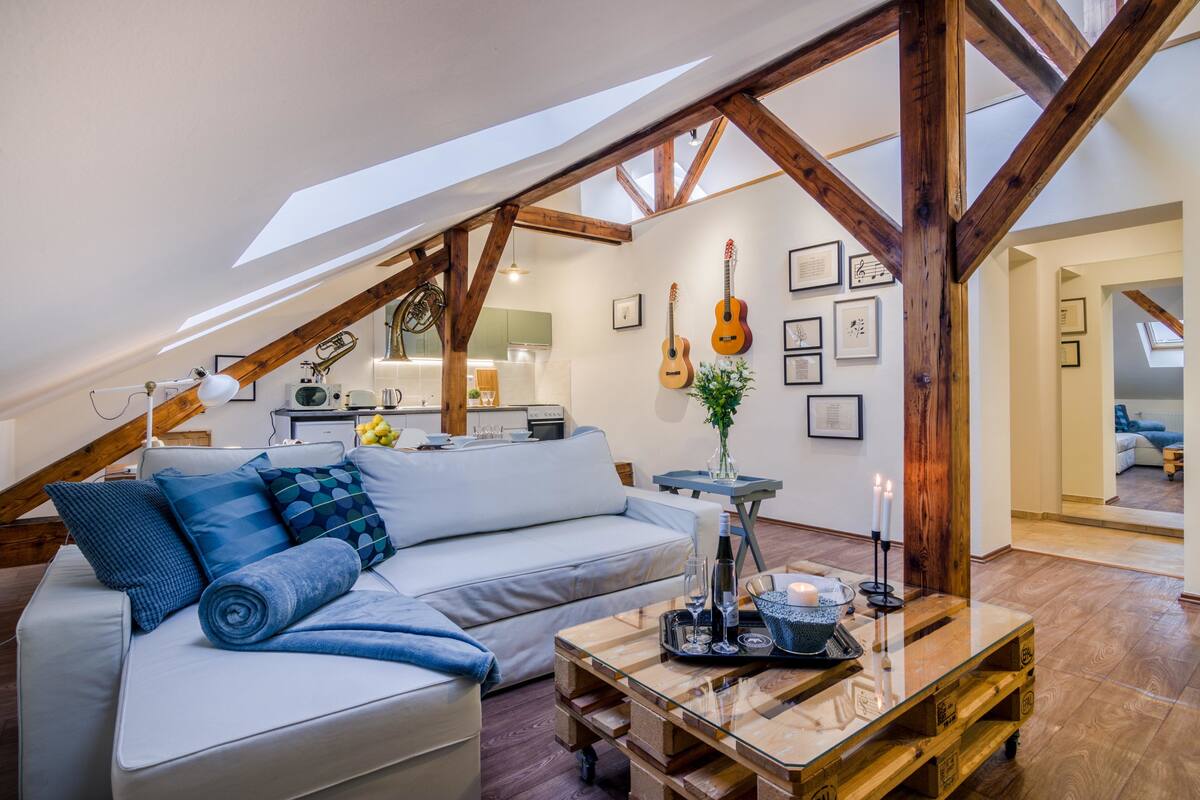 Appartement | Woonkamer | Een 40-inch flatscreentelevisie met digitale zenders en smart-tv