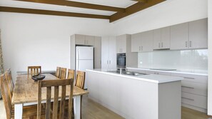 Dining - Bertram - Ocean Views & Pet Friendly (Lorne)