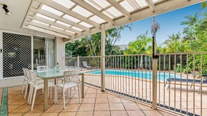 Outdoor dining - Pet Friendly Home, Pool and Endless Entertainment (Noosaville)
