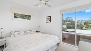 3 bedrooms, WiFi - On The Deck - Classy, Comfortable Beach House (Lorne)