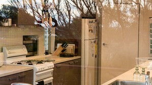 Una cocina moderna con una isla central, estufa, horno y refrigerador.