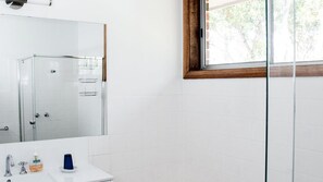Baignoire, articles de toilette (gratuits), séchoir à cheveux
