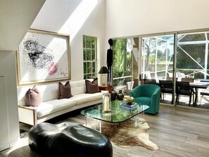 Smart TV, libri, impianto stereo, stampante