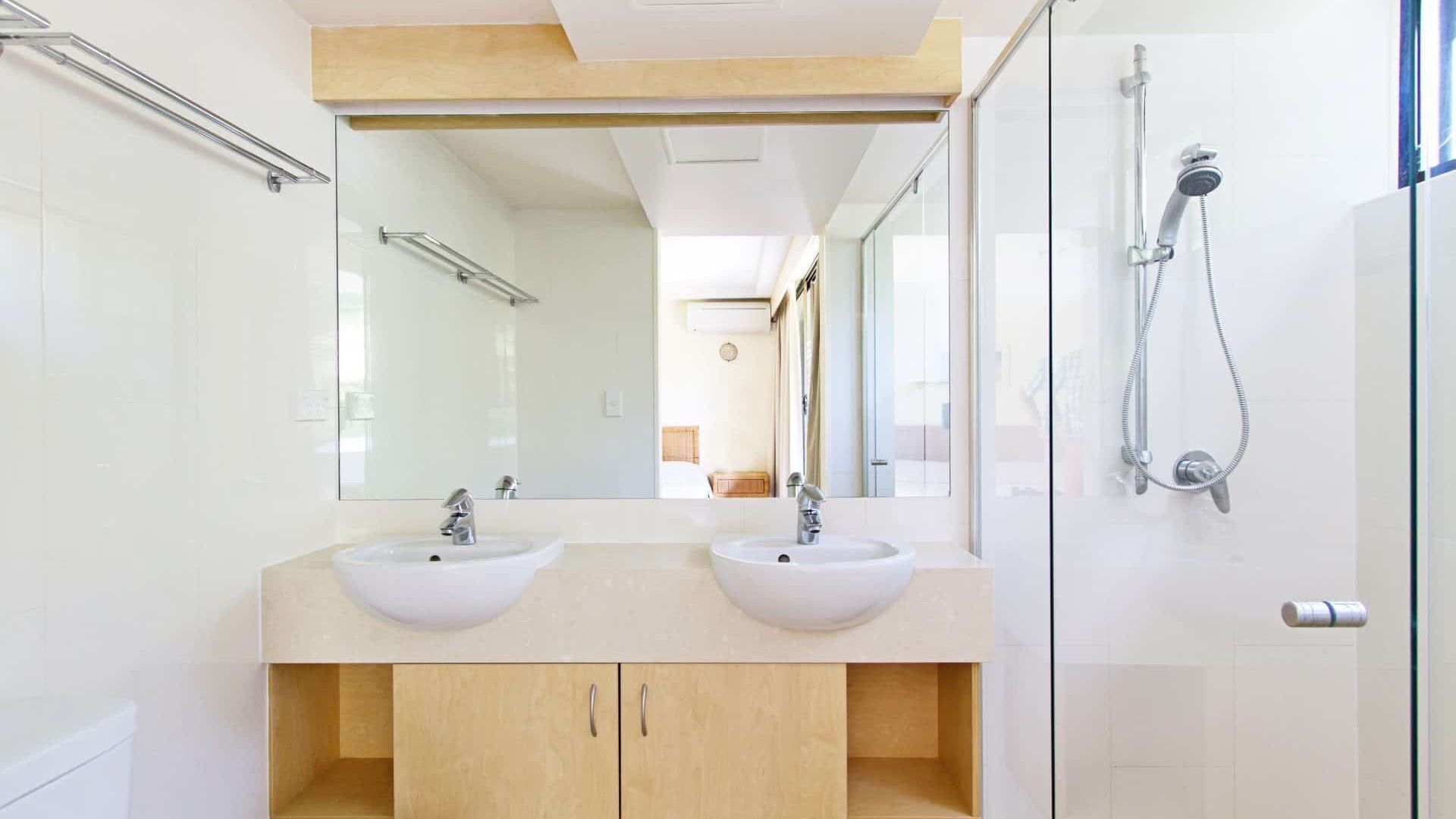 Rocks Resort 4G - Currumbin Beachfront - Min. 3 night stays! — image 8