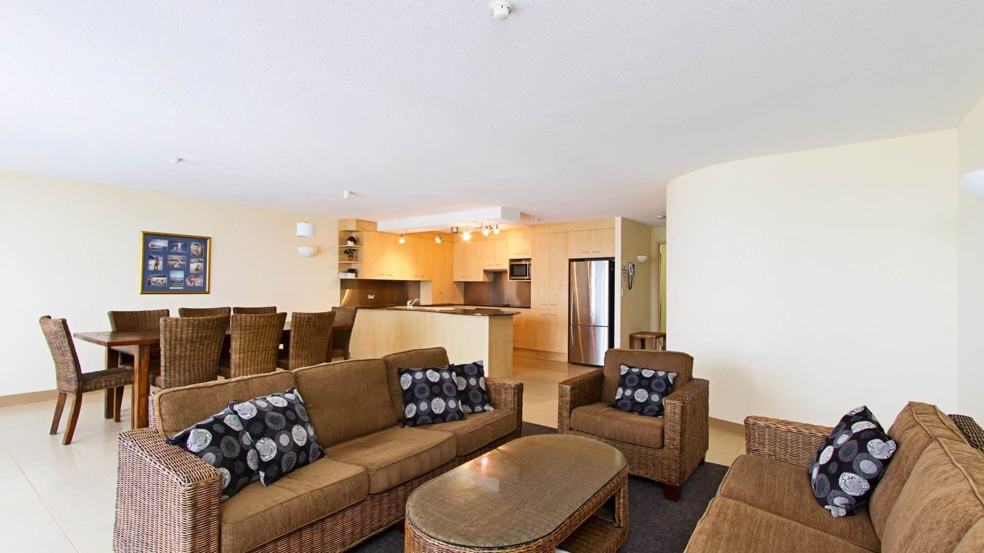 Rocks Resort 4G - Currumbin Beachfront - Min. 3 night stays! — image 5