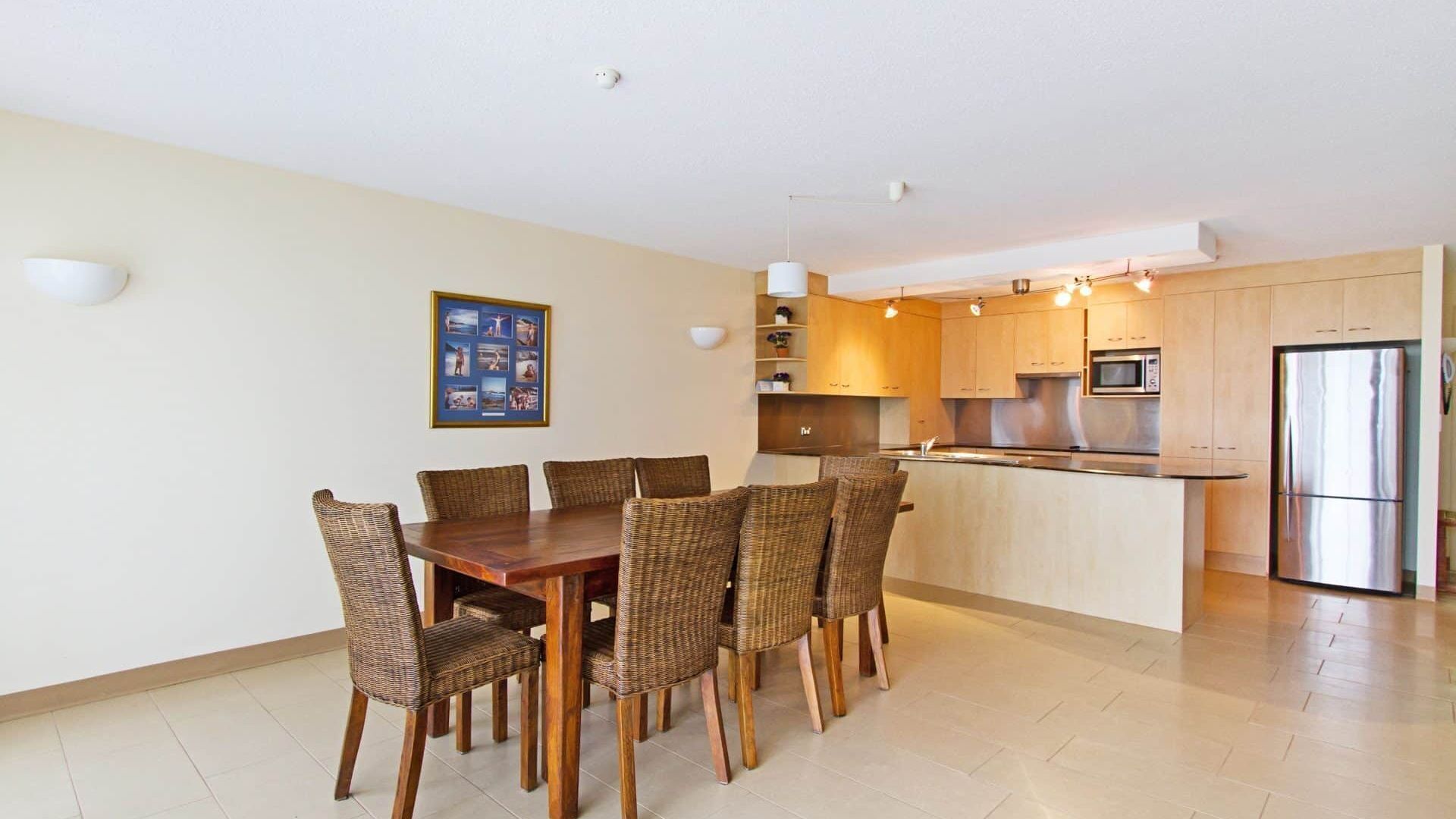 Rocks Resort 4G - Currumbin Beachfront - Min. 3 night stays! — image 6