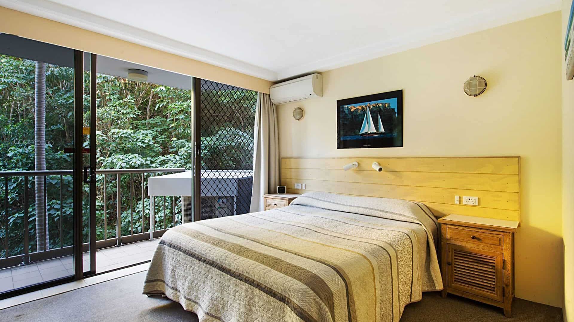 Rocks Resort 4G - Currumbin Beachfront - Min. 3 night stays! — image 9