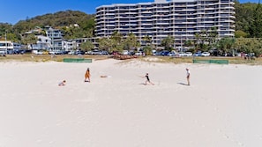 På stranden