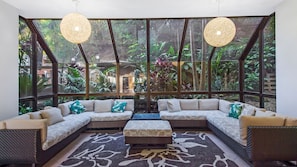 Interior - Rocks Resort 4G - Currumbin Beachfront - Min. 3 night stays! (Currumbin)