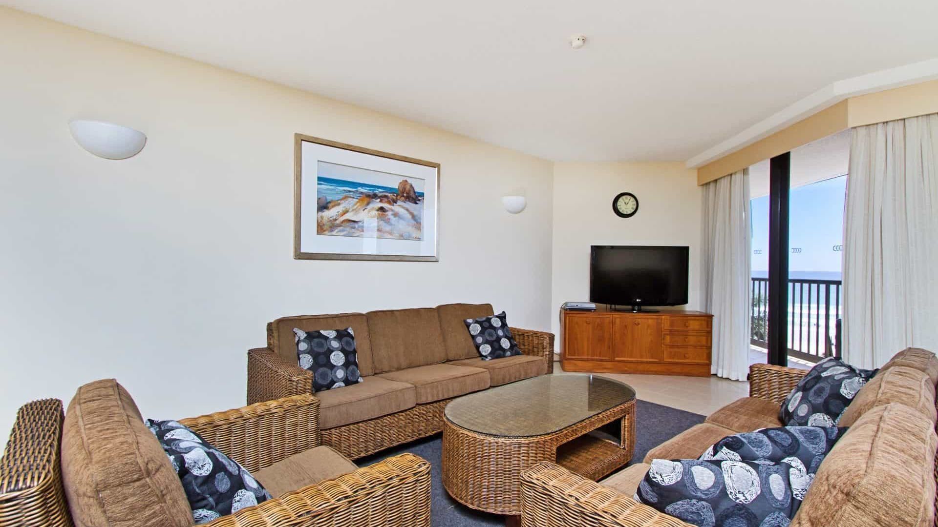 Rocks Resort 4G - Currumbin Beachfront - Min. 3 night stays! — image 4