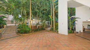 Property grounds - Rocks Resort 4G - Currumbin Beachfront - Min. 3 night stays! (Currumbin)