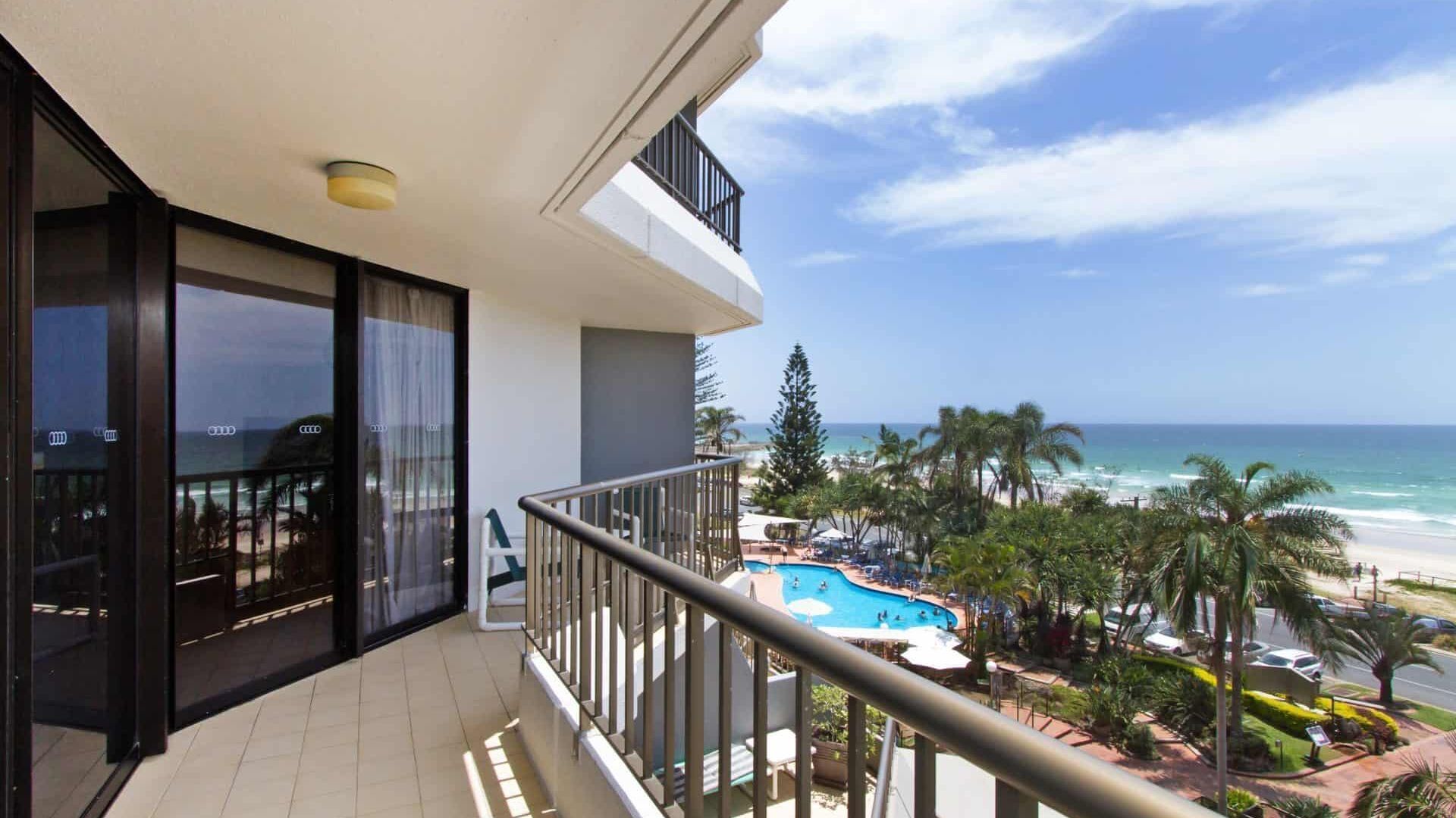 Rocks Resort 4G - Currumbin Beachfront - Min. 3 night stays! — image 11