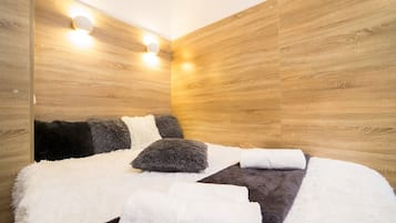 Apartment, 1 Double Bed, Non Smoking | Desk, iron/ironing board, free WiFi, bed sheets