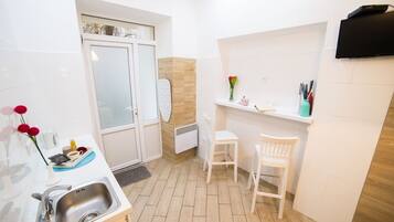 Apartment, 1 Double Bed, Non Smoking | Desk, iron/ironing board, free WiFi, bed sheets