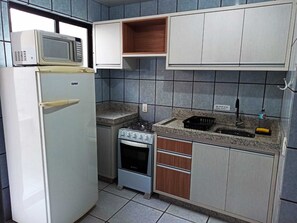 Réfrigérateur, four à micro-ondes, surface de cuisson, mélangeur