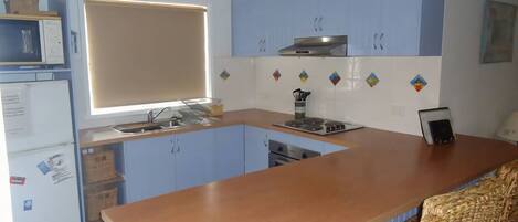 Een koelkast, een magnetron, een oven, een kookplaat